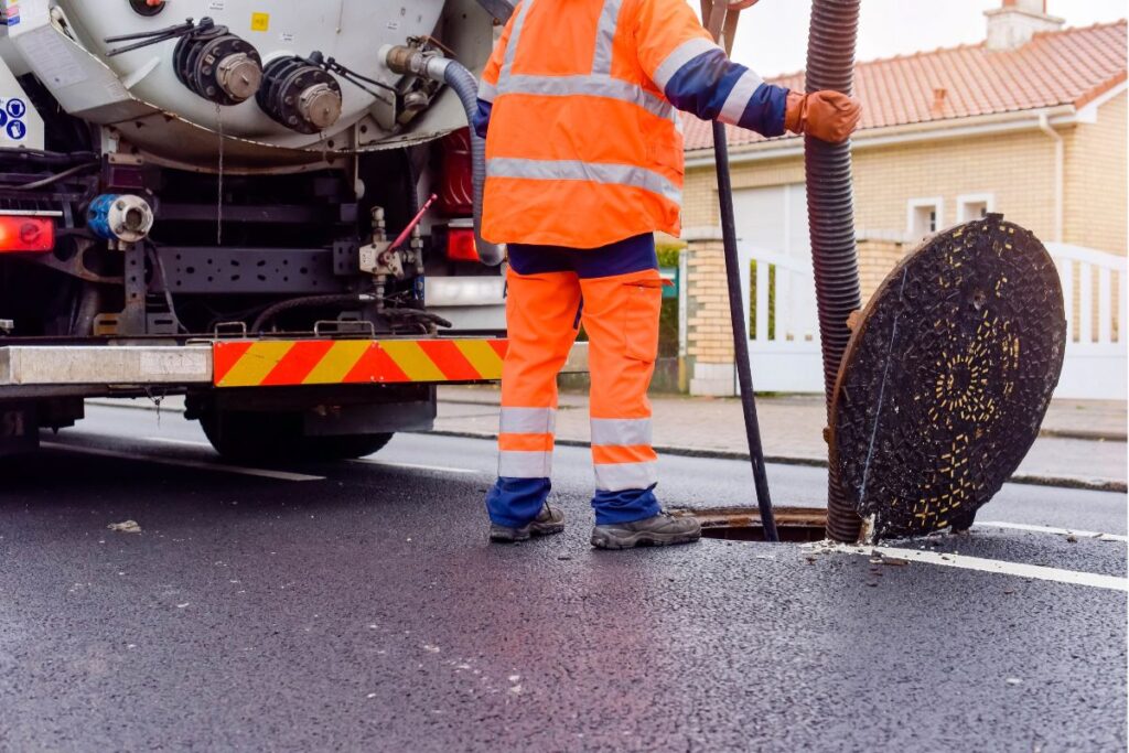 Technicien Hydrocycle en curage de canalisation sur route