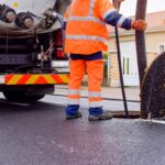 Technicien Hydrocycle en curage de canalisation sur route